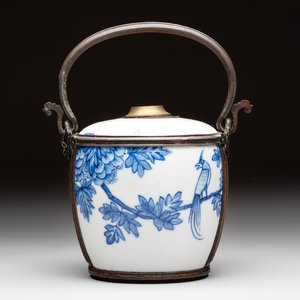 A Chinese blue and white 'Bleu de Hue' lime pot for the Vietnamese market, artemisia leaf mark, 19th C. — photo 1