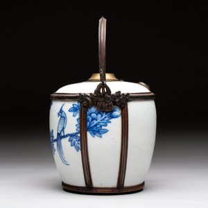 A Chinese blue and white 'Bleu de Hue' lime pot for the Vietnamese market, artemisia leaf mark, 19th C. — photo 2