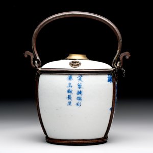 A Chinese blue and white 'Bleu de Hue' lime pot for the Vietnamese market, artemisia leaf mark, 19th C. — photo 3