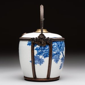 A Chinese blue and white 'Bleu de Hue' lime pot for the Vietnamese market, artemisia leaf mark, 19th C. — photo 4