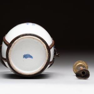 A Chinese blue and white 'Bleu de Hue' lime pot for the Vietnamese market, artemisia leaf mark, 19th C. — photo 6