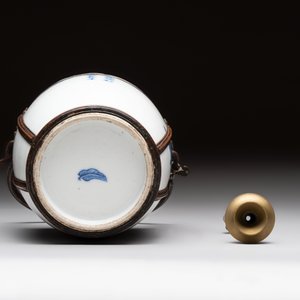 A Chinese blue and white 'Bleu de Hue' lime pot for the Vietnamese market, artemisia leaf mark, 19th C. — photo 7