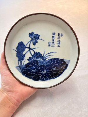 A Chinese blue and white 'Bleu de Hue' plate with lotus design for the Vietnamese market, Chenghua mark, 18/19th C. — photo 1
