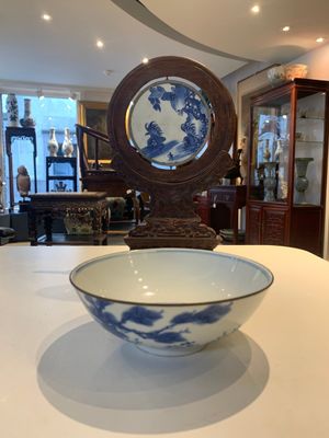 A Chinese blue and white 'Bleu de Hue' 'roosters and chick' plaque in a carved wooden screen and a bowl, 19th C. — photo 1