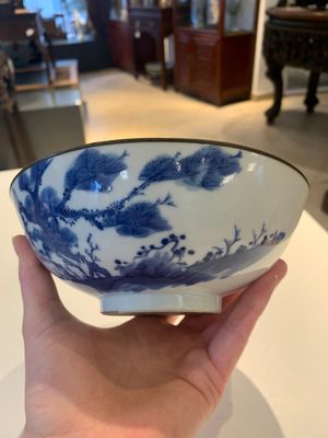 A Chinese blue and white 'Bleu de Hue' 'roosters and chick' plaque in a carved wooden screen and a bowl, 19th C. — photo 11