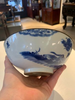 A Chinese blue and white 'Bleu de Hue' 'roosters and chick' plaque in a carved wooden screen and a bowl, 19th C. — photo 14