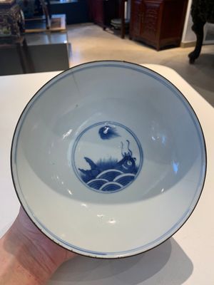 A Chinese blue and white 'Bleu de Hue' 'roosters and chick' plaque in a carved wooden screen and a bowl, 19th C. — photo 16
