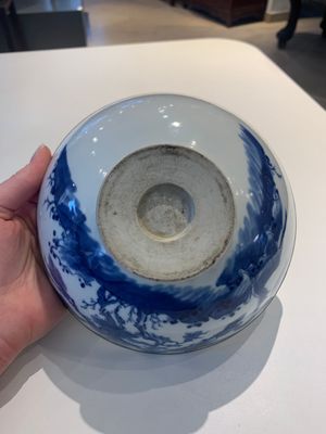 A Chinese blue and white 'Bleu de Hue' 'roosters and chick' plaque in a carved wooden screen and a bowl, 19th C. — photo 19