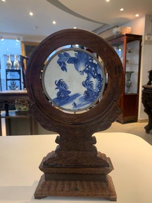 A Chinese blue and white 'Bleu de Hue' 'roosters and chick' plaque in a carved wooden screen and a bowl, 19th C. — photo 2