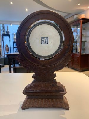 A Chinese blue and white 'Bleu de Hue' 'roosters and chick' plaque in a carved wooden screen and a bowl, 19th C. — photo 3