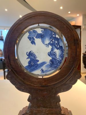 A Chinese blue and white 'Bleu de Hue' 'roosters and chick' plaque in a carved wooden screen and a bowl, 19th C. — photo 4