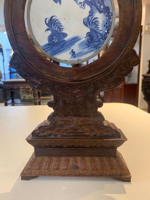 A Chinese blue and white 'Bleu de Hue' 'roosters and chick' plaque in a carved wooden screen and a bowl, 19th C. — photo 5