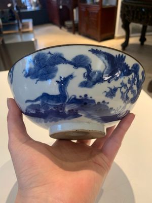 A Chinese blue and white 'Bleu de Hue' 'roosters and chick' plaque in a carved wooden screen and a bowl, 19th C. — photo 9