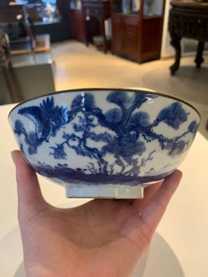 A Chinese blue and white 'Bleu de Hue' 'roosters and chick' plaque in a carved wooden screen and a bowl, 19th C. — photo 10