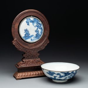 A Chinese blue and white 'Bleu de Hue' 'roosters and chick' plaque in a carved wooden screen and a bowl, 19th C. — photo 1