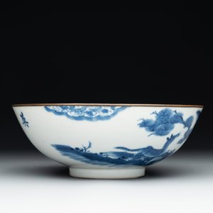 A Chinese blue and white 'Bleu de Hue' 'roosters and chick' plaque in a carved wooden screen and a bowl, 19th C. — photo 11