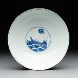 A Chinese blue and white 'Bleu de Hue' 'roosters and chick' plaque in a carved wooden screen and a bowl, 19th C. — photo 12