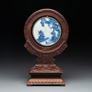 A Chinese blue and white 'Bleu de Hue' 'roosters and chick' plaque in a carved wooden screen and a bowl, 19th C. — photo 2