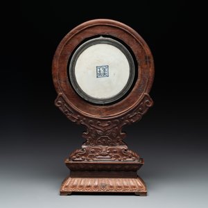 A Chinese blue and white 'Bleu de Hue' 'roosters and chick' plaque in a carved wooden screen and a bowl, 19th C. — photo 4