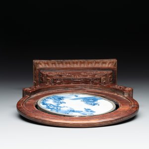 A Chinese blue and white 'Bleu de Hue' 'roosters and chick' plaque in a carved wooden screen and a bowl, 19th C. — photo 6