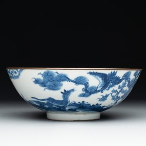 A Chinese blue and white 'Bleu de Hue' 'roosters and chick' plaque in a carved wooden screen and a bowl, 19th C. — photo 8