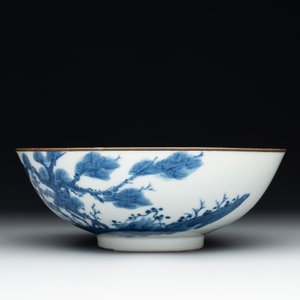 A Chinese blue and white 'Bleu de Hue' 'roosters and chick' plaque in a carved wooden screen and a bowl, 19th C. — photo 9