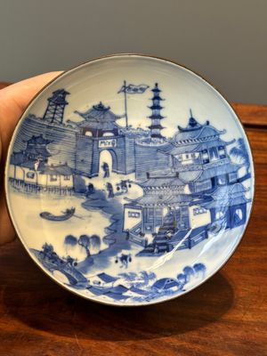 A Chinese blue and white 'Bleu de Hue' tazza and a bowl for the Vietnamese market, Shun Li Kun Ji 順利坤記 and Jin Yu Feng Ji 金玉鋒記 mark, 19th C. — 照片 1