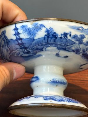 A Chinese blue and white 'Bleu de Hue' tazza and a bowl for the Vietnamese market, Shun Li Kun Ji 順利坤記 and Jin Yu Feng Ji 金玉鋒記 mark, 19th C. — 照片 7