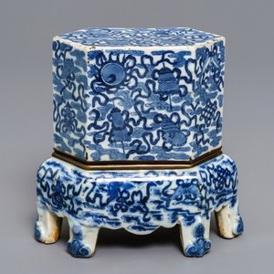 A Chinese blue and white 'Bleu de Hue' Vietnamese market altar stand and cover, 19th C. — 照片 1