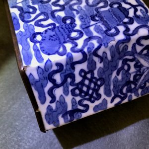 A Chinese blue and white 'Bleu de Hue' Vietnamese market altar stand and cover, 19th C. — 照片 18