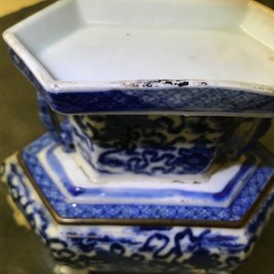 A Chinese blue and white 'Bleu de Hue' Vietnamese market altar stand and cover, 19th C. — 照片 19
