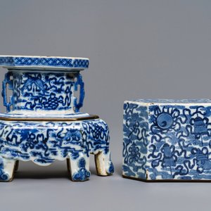 A Chinese blue and white 'Bleu de Hue' Vietnamese market altar stand and cover, 19th C. — 照片 2