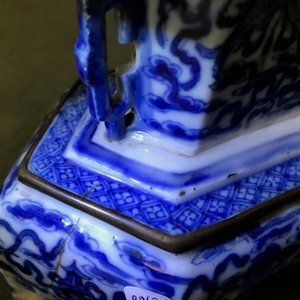 A Chinese blue and white 'Bleu de Hue' Vietnamese market altar stand and cover, 19th C. — 照片 21