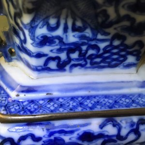 A Chinese blue and white 'Bleu de Hue' Vietnamese market altar stand and cover, 19th C. — 照片 22