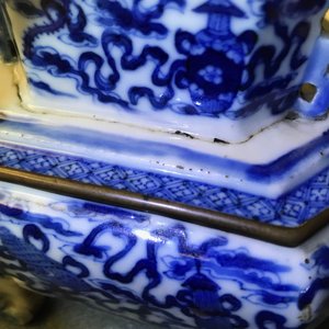 A Chinese blue and white 'Bleu de Hue' Vietnamese market altar stand and cover, 19th C. — 照片 25