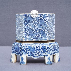 A Chinese blue and white 'Bleu de Hue' Vietnamese market altar stand and cover, 19th C. — 照片 29