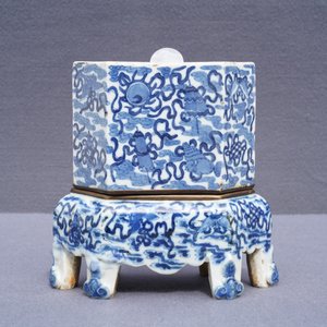 A Chinese blue and white 'Bleu de Hue' Vietnamese market altar stand and cover, 19th C. — 照片 30