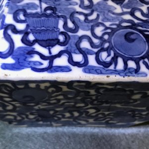 A Chinese blue and white 'Bleu de Hue' Vietnamese market altar stand and cover, 19th C. — 照片 10