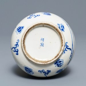 A Chinese blue and white 'Bleu de Hue' Vietnamese market vase, Nei Fu mark, 19th C. — 照片 6