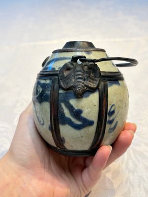 A Chinese blue and white 'Bleu de Hue' waterpipe and a 'Poem' plate for the Vietnamese market, chơi ngọc 玩玉 mark, 19th C. — 照片 9