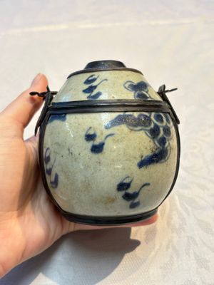 A Chinese blue and white 'Bleu de Hue' waterpipe and a 'Poem' plate for the Vietnamese market, chơi ngọc 玩玉 mark, 19th C. — 照片 6