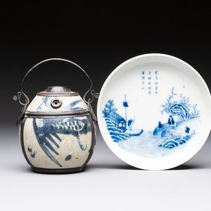 A Chinese blue and white 'Bleu de Hue' waterpipe and a 'Poem' plate for the Vietnamese market, chơi ngọc 玩玉 mark, 19th C. — 照片 1