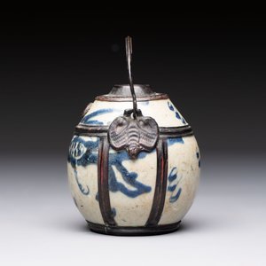 A Chinese blue and white 'Bleu de Hue' waterpipe and a 'Poem' plate for the Vietnamese market, chơi ngọc 玩玉 mark, 19th C. — 照片 3