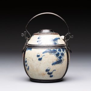 A Chinese blue and white 'Bleu de Hue' waterpipe and a 'Poem' plate for the Vietnamese market, chơi ngọc 玩玉 mark, 19th C. — 照片 4
