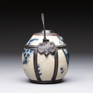 A Chinese blue and white 'Bleu de Hue' waterpipe and a 'Poem' plate for the Vietnamese market, chơi ngọc 玩玉 mark, 19th C. — 照片 5