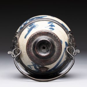 A Chinese blue and white 'Bleu de Hue' waterpipe and a 'Poem' plate for the Vietnamese market, chơi ngọc 玩玉 mark, 19th C. — 照片 6