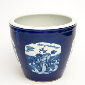 A Chinese blue and white blue ground fish bowl, 19th C. — photo 3