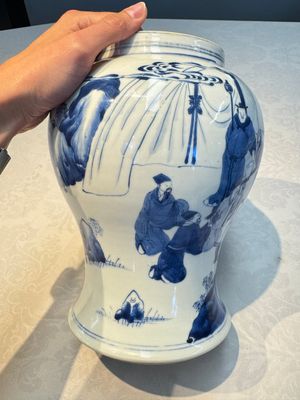 A Chinese blue and white 'Boot-swapping ceremony of Cui Rong' vase, Kangxi — 照片 3