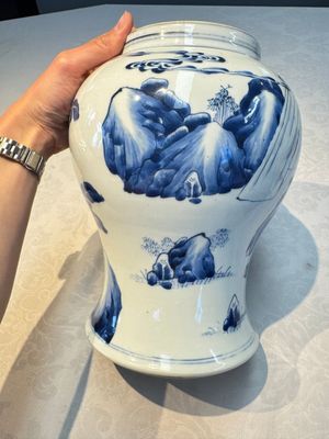 A Chinese blue and white 'Boot-swapping ceremony of Cui Rong' vase, Kangxi — 照片 4