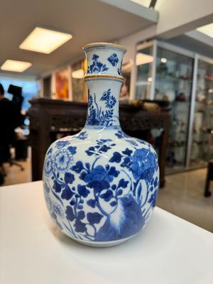 A Chinese blue and white bottle-shaped huqqa base with floral design for the Islamic market, Kangxi — 照片 1